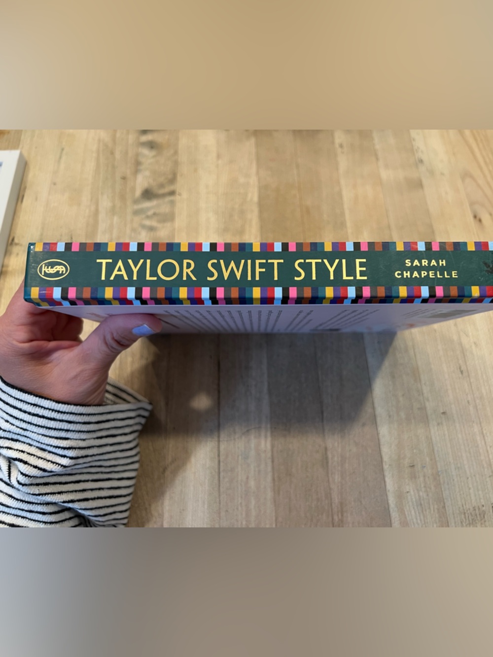 🎤Taylor Swift🎤 Pink Gold Hardcover Style Book - Picture 3 of 7